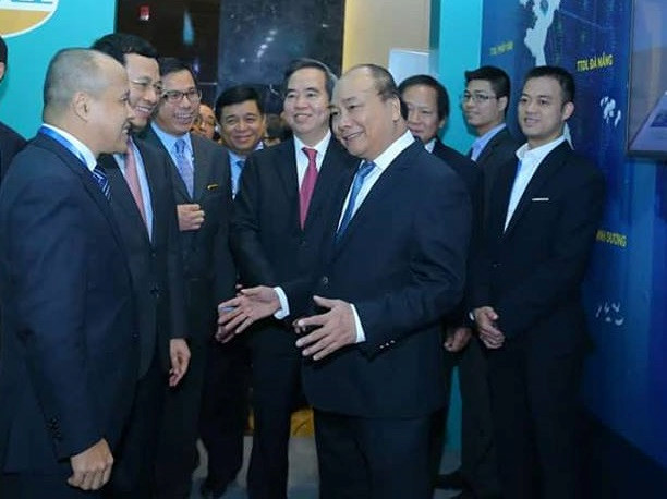 Thủ tướng trao đổi với các đại biểu, doanh nghiệp bên lề hội thảo. Ảnh: H. Công